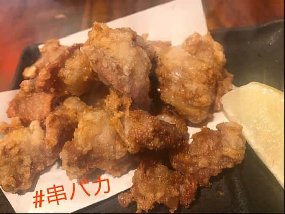 屋台めし「串バカ」のインスタグラム：「#串バカ 『もつ唐』﻿ ﻿ 外カリッ、中はジュシー❗️﻿ それ以外に何が必要か❗️😏﻿ ﻿ あ、あった❗️﻿ ハイボール🍻﻿ ﻿ 今日は串バカでどんな会話しましょうね♫」