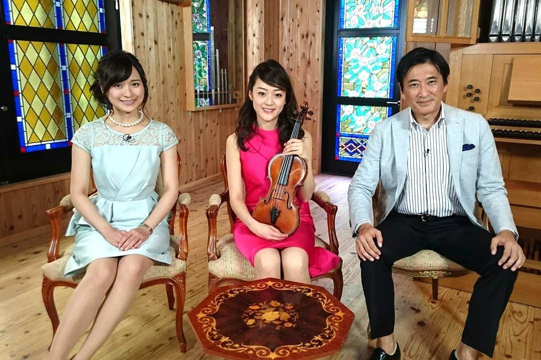 藤岡幸夫のインスタグラム：「本日５月１２日(土曜)のエンターザミュージック(ＢＳジャパン 毎週土曜日23:30～)は英国在住の若手ヴァイオリニストの小町碧さん。ＢＢC放送でも活躍の碧さんはディーリアスのスペシャリストで素敵な作品をお届けいたします。トークも楽しかった。関西フィルの演奏はエルガーの夕べの歌をお届け！  #繁田美貴 #エンターザミュージック #小町碧 #ディーリアス #英国」
