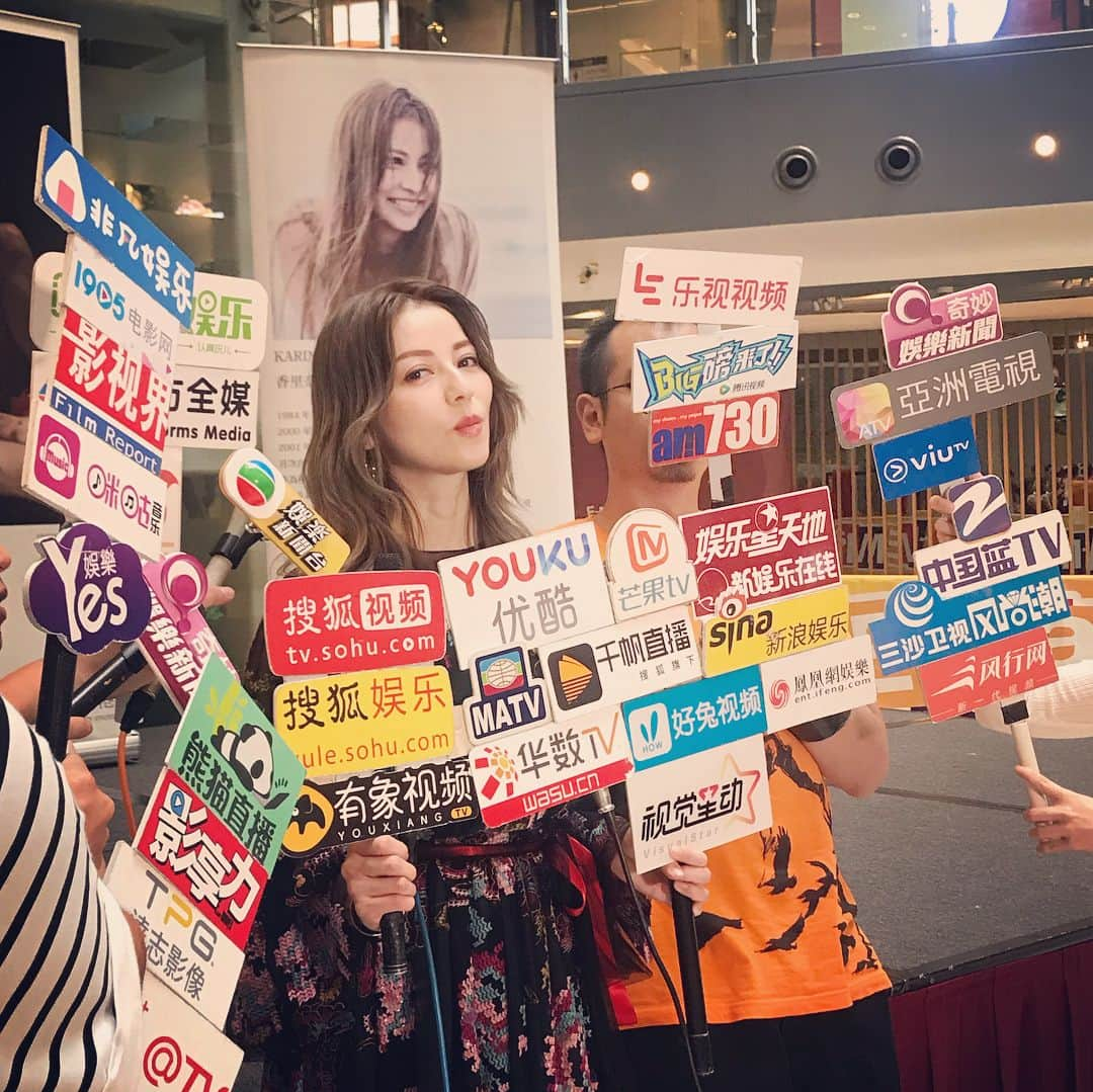 香里奈さんのインスタグラム写真 - (香里奈Instagram)「We finished the interview with them after the event !! It was "VALUABLE" experience 😂🤟 Thank you for your kindness!! 🇭🇰 🇯🇵 📸 📹 ✨  event終了後、沢山のmediaの方々が取材に訪れてくれました！ 香港のinterviewerさんの中で、 何人もの方が日本語で取材をしてくれた事に、とてもびっくりした！ しかも、上手い！😵 自分も色々勉強しなきゃな...！！ #iamkarina  #itisnotfake  #forreal #hongkong  #event #interview #media #kind #thankyou #seeyouagain  #香里奈 #karina #G香里奈 #gkarina #japanesemodel #富取正明 #masaakitomitori #PARCO #tgc #gambit #gifmagazine #gladd #香港  #kitec  #IAA #PuffinEntertainment #VIVIENNETAM」5月12日 15時54分 - karina_official_221