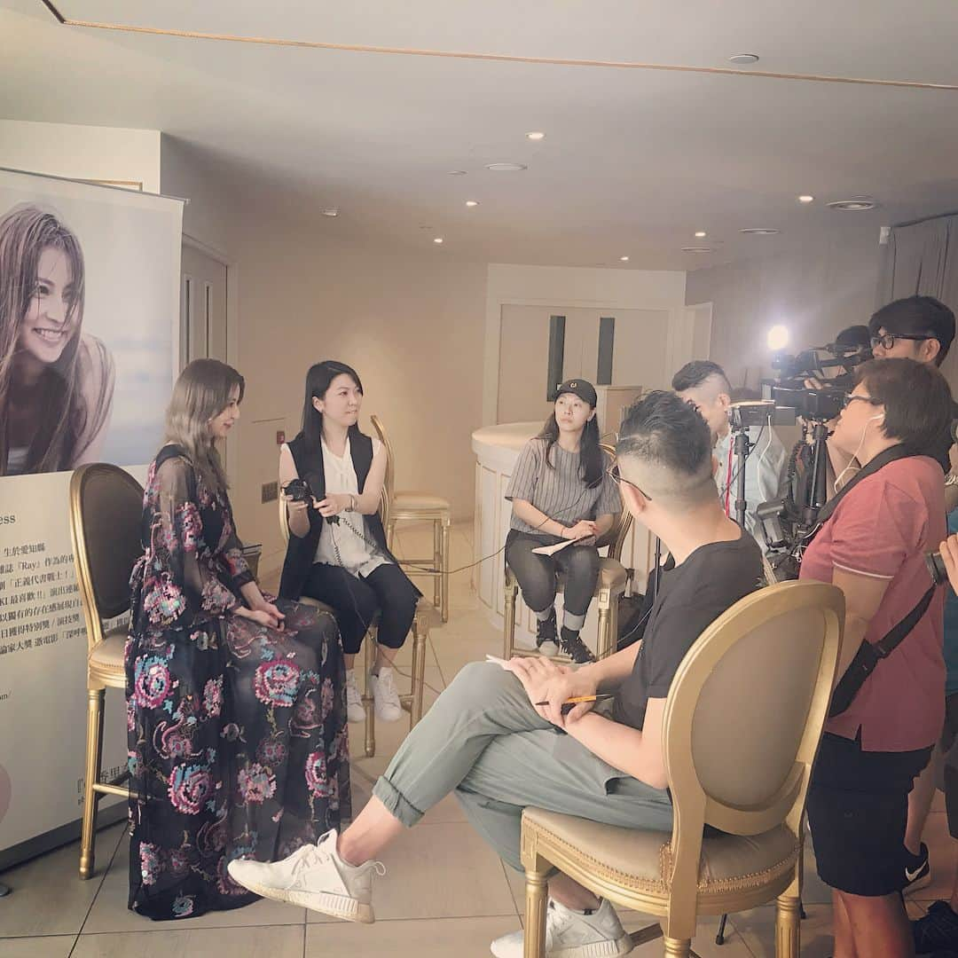 香里奈さんのインスタグラム写真 - (香里奈Instagram)「We finished the interview with them after the event !! It was "VALUABLE" experience 😂🤟 Thank you for your kindness!! 🇭🇰 🇯🇵 📸 📹 ✨  event終了後、沢山のmediaの方々が取材に訪れてくれました！ 香港のinterviewerさんの中で、 何人もの方が日本語で取材をしてくれた事に、とてもびっくりした！ しかも、上手い！😵 自分も色々勉強しなきゃな...！！ #iamkarina  #itisnotfake  #forreal #hongkong  #event #interview #media #kind #thankyou #seeyouagain  #香里奈 #karina #G香里奈 #gkarina #japanesemodel #富取正明 #masaakitomitori #PARCO #tgc #gambit #gifmagazine #gladd #香港  #kitec  #IAA #PuffinEntertainment #VIVIENNETAM」5月12日 15時54分 - karina_official_221