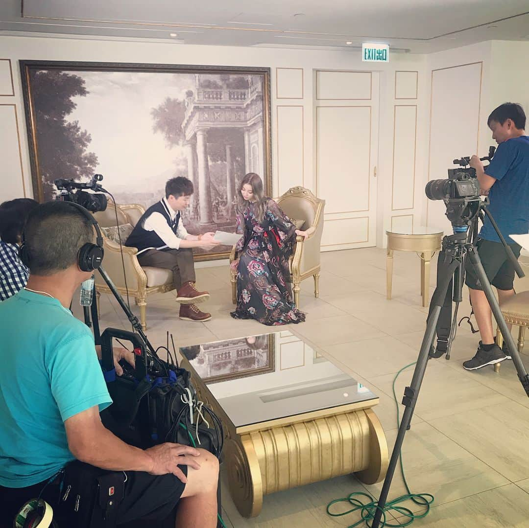 香里奈さんのインスタグラム写真 - (香里奈Instagram)「We finished the interview with them after the event !! It was "VALUABLE" experience 😂🤟 Thank you for your kindness!! 🇭🇰 🇯🇵 📸 📹 ✨  event終了後、沢山のmediaの方々が取材に訪れてくれました！ 香港のinterviewerさんの中で、 何人もの方が日本語で取材をしてくれた事に、とてもびっくりした！ しかも、上手い！😵 自分も色々勉強しなきゃな...！！ #iamkarina  #itisnotfake  #forreal #hongkong  #event #interview #media #kind #thankyou #seeyouagain  #香里奈 #karina #G香里奈 #gkarina #japanesemodel #富取正明 #masaakitomitori #PARCO #tgc #gambit #gifmagazine #gladd #香港  #kitec  #IAA #PuffinEntertainment #VIVIENNETAM」5月12日 15時54分 - karina_official_221