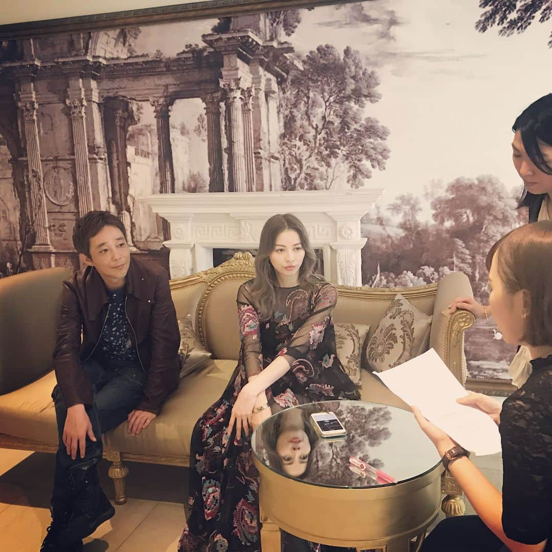 香里奈さんのインスタグラム写真 - (香里奈Instagram)「We finished the interview with them after the event !! It was "VALUABLE" experience 😂🤟 Thank you for your kindness!! 🇭🇰 🇯🇵 📸 📹 ✨  event終了後、沢山のmediaの方々が取材に訪れてくれました！ 香港のinterviewerさんの中で、 何人もの方が日本語で取材をしてくれた事に、とてもびっくりした！ しかも、上手い！😵 自分も色々勉強しなきゃな...！！ #iamkarina  #itisnotfake  #forreal #hongkong  #event #interview #media #kind #thankyou #seeyouagain  #香里奈 #karina #G香里奈 #gkarina #japanesemodel #富取正明 #masaakitomitori #PARCO #tgc #gambit #gifmagazine #gladd #香港  #kitec  #IAA #PuffinEntertainment #VIVIENNETAM」5月12日 15時54分 - karina_official_221