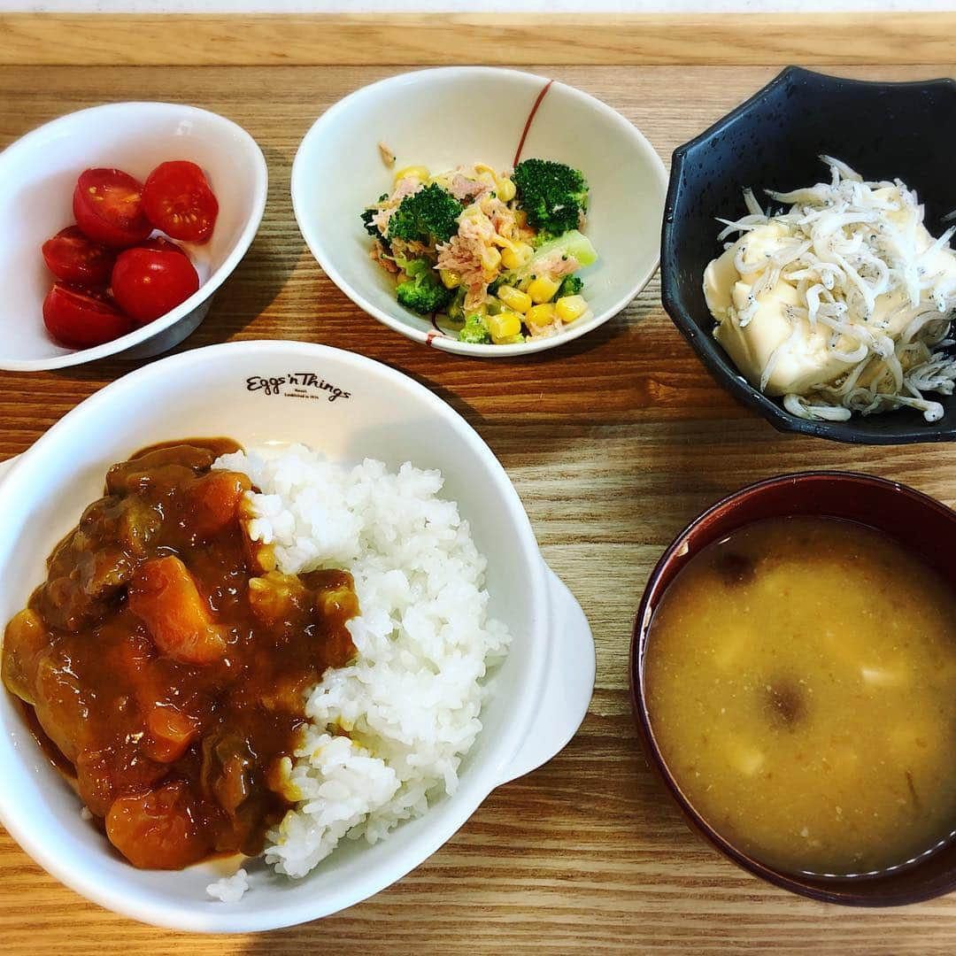 高島彩さんのインスタグラム写真 - (高島彩Instagram)「土曜の夜の作り置き なんだかんだで結局カレー 子供の食べられるものと思うと同じものばかり、、、 レパートリー増やしたいなぁ、、、 #なめことお豆腐のお味噌汁 #ブロッコリーにんじんコーンのツナマヨ和え #刺身のつま用のスライサーでにんじん切って存在感をなくしてます #しらす豆腐 #プチトマト🍅  #今夜もサタステ #よろしくお願いします✨」5月12日 16時13分 - aya.takashima_official_2021