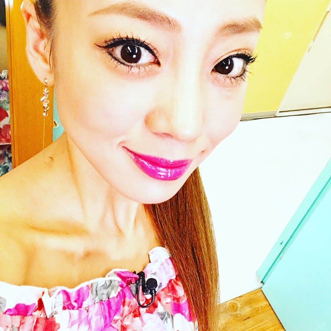 あびる優さんのインスタグラム写真 - (あびる優Instagram)「充実した1日🙂✨ 平日娘がスクールに行ってる間に、ちゃっかり2度寝したり、まったり1日過ごしたり、家事をしたり、お仕事したり、、 でも、最近は娘が「ママお仕事頑張ってねーいってらっしゃーい😃」って言ってくれる事に、モチベーション上がったりする😊✨ 自分時間大好き、お酒も大好き、家事は手抜きするし、友達と過ごす時間も幸せ‼️全然完璧なママじゃないけど、お仕事と娘との時間が円滑に過ごせた日は、私にとって充実した1日😀🎉 今日はそんな日だった✨幸せ😍 こんな私でも、お仕事をさせて頂けるのは支えてくれてるファン（アンチの方も含め！笑）の皆様と、それを理解して支えてくださってるスタッフさんのおかげです😃💕 ありがとうございます😄 おやすみなさい💤 また明日ねー🐷  #gn#make#makeup#hair#hairmake#hairstyle#fashion#selfie#smile#happy#shooting#メイク#ヘアメイク#ヘア#ヘアスタイル#ファッション#おやすみなさい」5月13日 2時06分 - yuabiru74