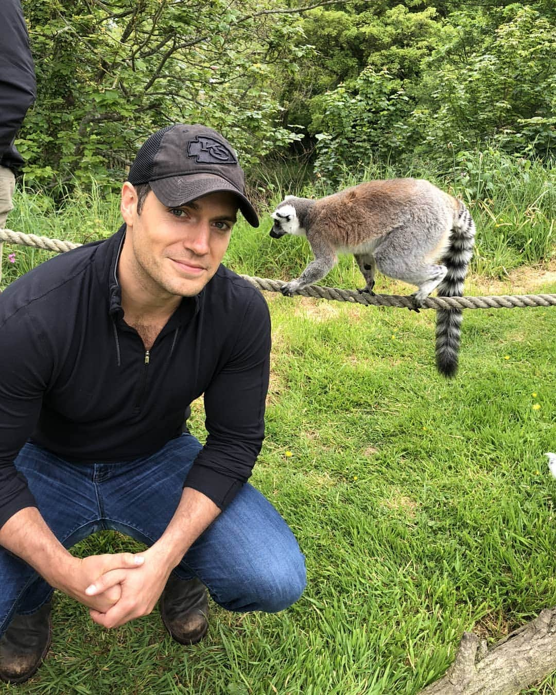 ヘンリー・カヴィルさんのインスタグラム写真 - (ヘンリー・カヴィルInstagram)「Had the pleasure to get up close and personal with some of my buddies at Jersey Zoo again today! I genuinely love being able to do this sort of stuff AND I didn't even get peed on!! Double win. @Durrell_JerseyZoo #Durrell  PS. For those who want to know, the bats are Livingstone's fruit bats and that is a ring-tailed Lemur that's cruising around on the rope behind my head.」5月13日 3時05分 - henrycavill