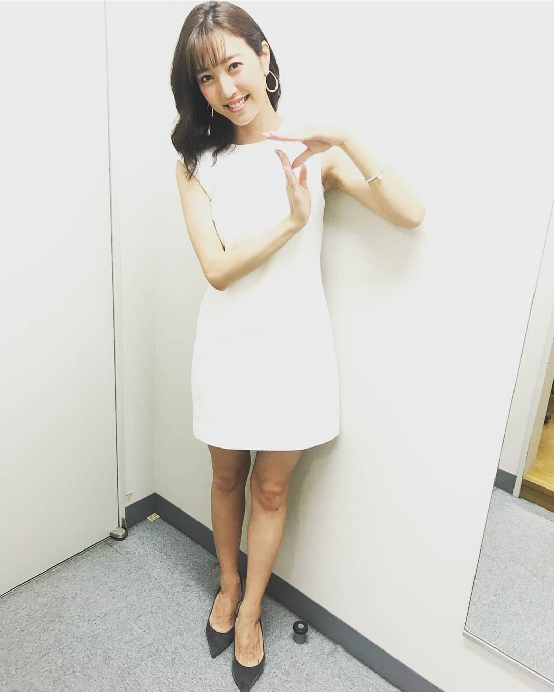 小澤陽子さんのインスタグラム写真 - (小澤陽子Instagram)「at work☻  先週の。なんでしょう？🤣✨ * NHKマイルカップの、『マイルカップ』をMCにしてみました。 (マ もやってみてました。笑) 祥子さん、付き合ってくれてありがとうございます😂💓 明日も、牝馬(女の子)限定の、GI マイル戦(1600m): ヴィクトリアマイル〜🏇‼️ 混戦ですね〜〜楽しみです😍♪ * * #おざよーの本日の人文字keiba🏇  #NHKマイルカップ  #ヴィクトリアマイル #ヘアスタイル #hairstyle #衣装 #ファッション #fashion #アナウンサー #アナウンサーヘア #アナウンサー衣装 #アナウンサーファッション #UMAJO #ウマジョ #週末はウマでしょ #みんなのKEIBA #KEIBA好きを広げたい🐴♪ * * 明日も、15:00〜中継でお伝えします❣️」5月12日 19時48分 - yoko.ozawa729