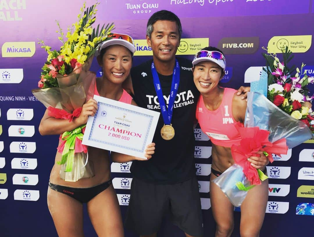 溝江明香さんのインスタグラム写真 - (溝江明香Instagram)「What a GOLD 🥇！！！！！ All Japan podium here in Vietnam 🇯🇵🇯🇵🇯🇵 優勝しました！🏆🏅⭐️ 初めててっぺんで君が代を聞きました。感動。動画も見てね。 #beachvolleyball #FIVB #goldmedal #champion #toyota #japan #athome #descente #glicopowerproduction #oakley」5月12日 20時07分 - sayakamizoe