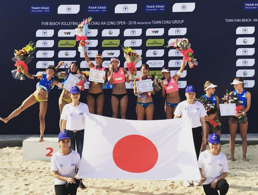 溝江明香さんのインスタグラム写真 - (溝江明香Instagram)「What a GOLD 🥇！！！！！ All Japan podium here in Vietnam 🇯🇵🇯🇵🇯🇵 優勝しました！🏆🏅⭐️ 初めててっぺんで君が代を聞きました。感動。動画も見てね。 #beachvolleyball #FIVB #goldmedal #champion #toyota #japan #athome #descente #glicopowerproduction #oakley」5月12日 20時07分 - sayakamizoe