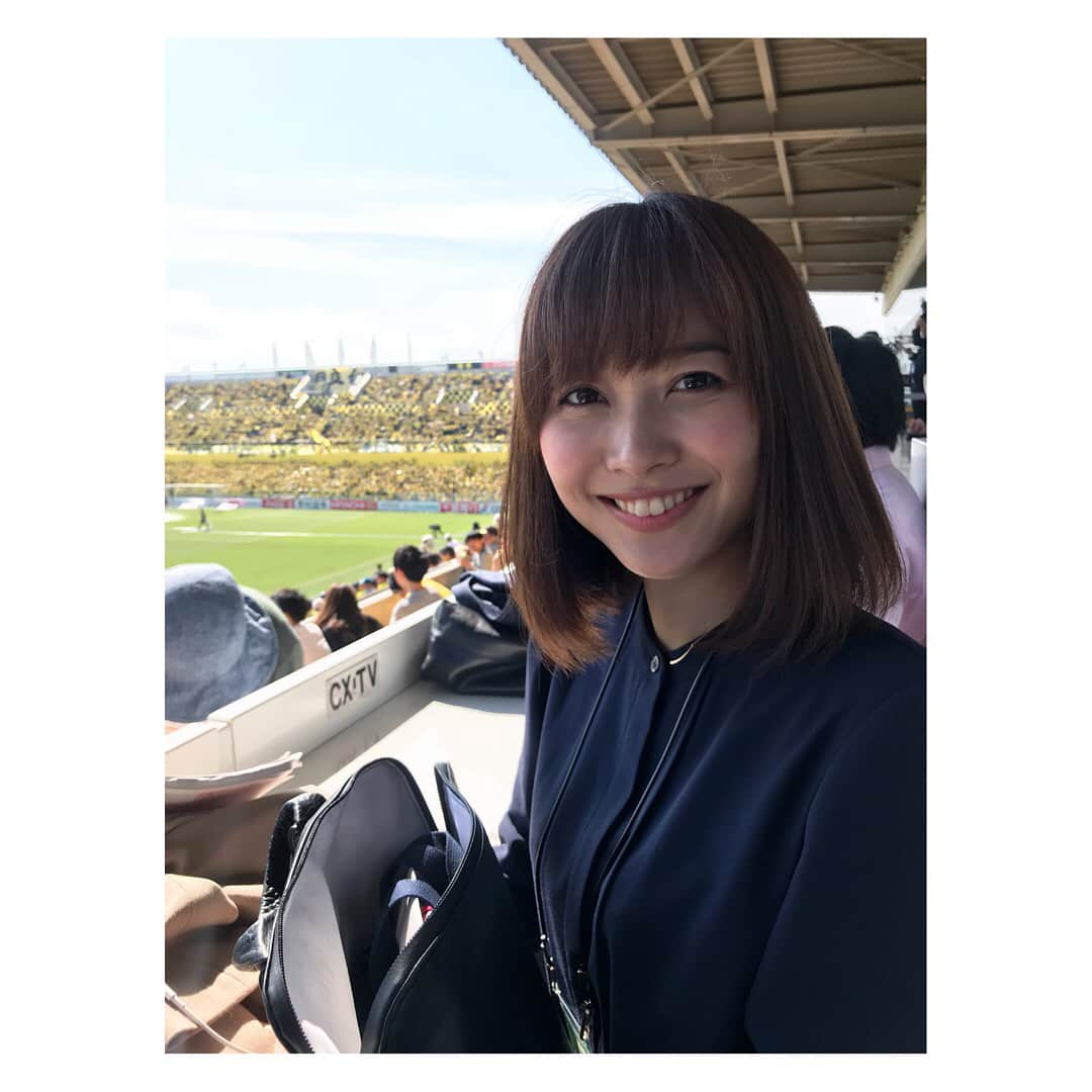 のインスタグラム：「今日は 柏レイソル×川崎フロンターレ の試合を取材しました！ 試合後は川崎フロンターレの小林悠選手に解説するっちをお願いしました！ 明日のやべっちF.C.お楽しみに⚽️ ＊ ＊ #柏レイソル #川崎フロンターレ #jリーグ #テレビ朝日 #やべっちfc #解説するっち #久冨慶子 #アナウンサー #松戸さん #日差しが強かった」