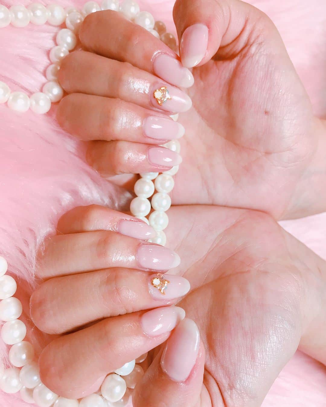 徳本夏恵（なちょす）さんのインスタグラム写真 - (徳本夏恵（なちょす）Instagram)「Raviyさんでお爪を可愛いしてきますた(*´꒳`*)❤︎❤︎❤︎ 乳白色の薄ぴんくとシンプルなさまーさまーさまーなデザイン❤︎ #シンプルネイル #ワンポイントネイル#夏ネイル#ピンクネイル」5月12日 21時52分 - nachos_kimono