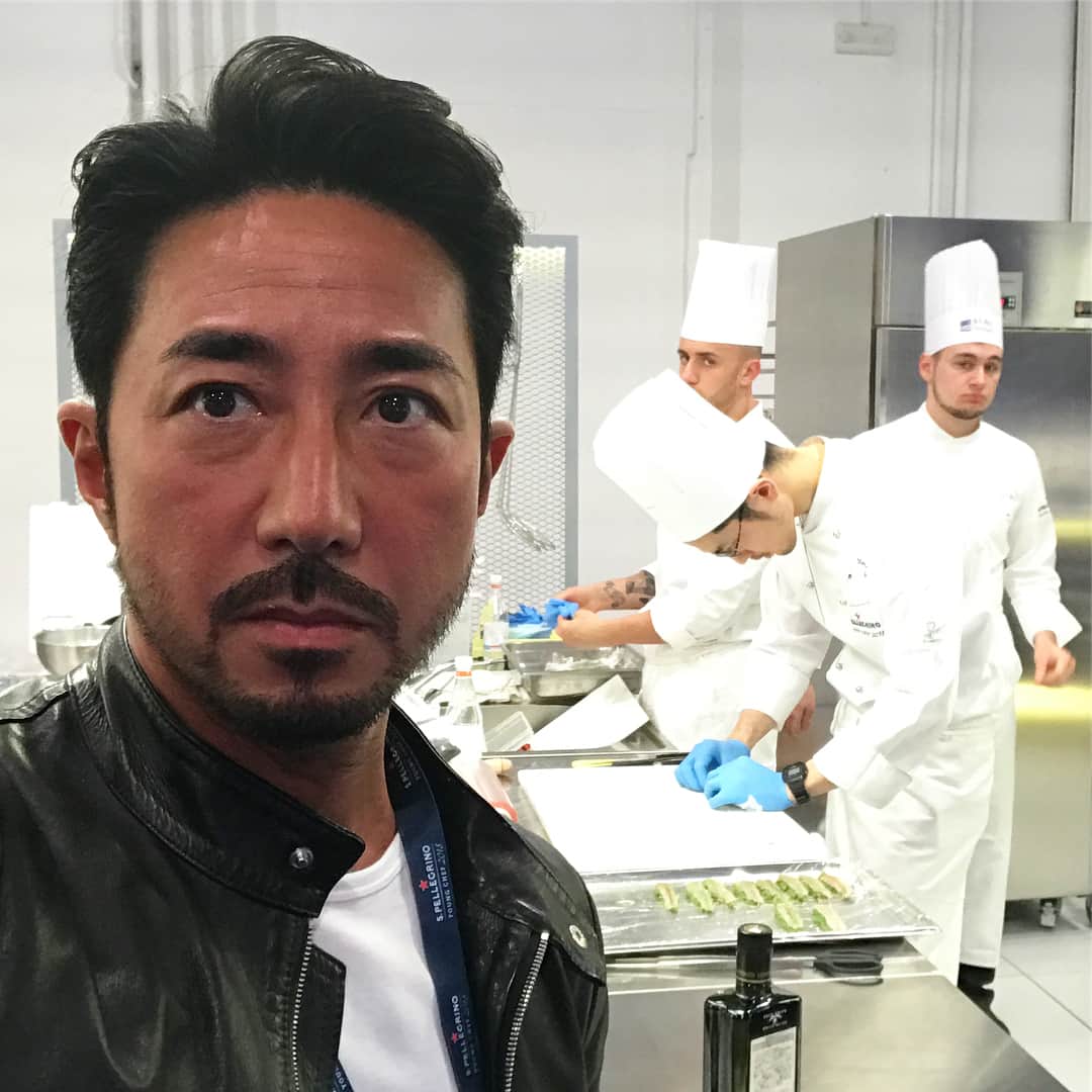 干場義雅さんのインスタグラム写真 - (干場義雅Instagram)「世界中の30歳以下の若手料理人の世界一を決める国際的な料理コンクール「サンペレグリノ ヤングシェフ2018」を取材しにミラノに来ております。世界の3000人以上の中から、たった21人の一人に選ばれた日本人シェフ、藤尾康浩（ふじおやすひろ）さんを応援しに来ました。頑張って〜！ #SPYoungchef  #サンペレグリノ  #milano  #bvlgari  #bvlgariilristorante  #藤尾康浩  #yasuhirofujio #lucafuntin @luca.fantin  #milano  #ヤングシェフ  #ヤングシェフ2018  #世界ベストレストラン50  #アジアベストレストラン50  #ガストロノミー #干場義雅  #FORZASTYLE #yoshimasahoshiba #fashion #coordinate #code #style #mensfashion #mensstyle #エロサバ #ootd #instagood」5月12日 22時31分 - yoshimasa_hoshiba