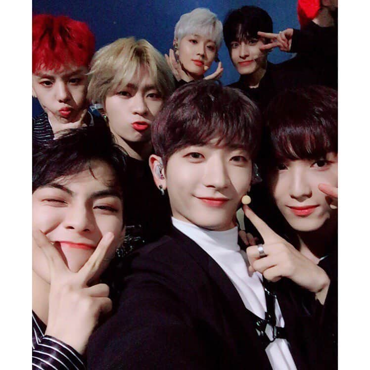 RAINZのインスタグラム：「[#RAINZ] - #2018드림콘서트  늦은 시간까지 함께해주셔서  감사합니다🙌🏻 우리 레인저 조심히 돌아가세요~☔️ - #레인즈 #비둥이 #RAINZ #오늘도역시비가왔다 #하루의마무리는역시레인즈👍🏻」