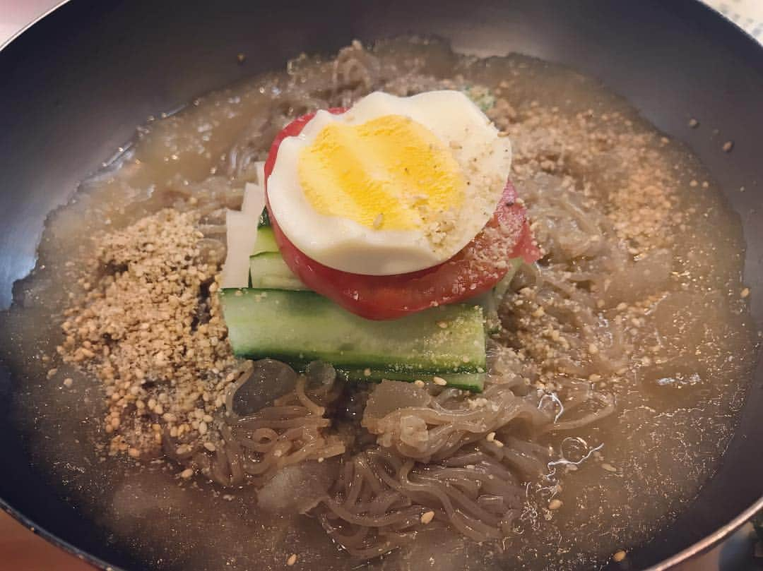 桃さんのインスタグラム写真 - (桃Instagram)「久しぶりの新大久保🇰🇷 オムニ食堂の冷麺うまーーー！！ ちゃんと凍っててシャリシャリなのレベルたかーーー！！最高！！！！ 今まで冷麺は叙々苑の細麺がNo.1だと思ってたけど、これはこえたかも🤔💕 #勝手に冷麺評論家 #冷麺ラブ #麺が細くて灰色が絶対条件 #韓国冷麺ラブ #新大久保」5月12日 23時04分 - momo.official