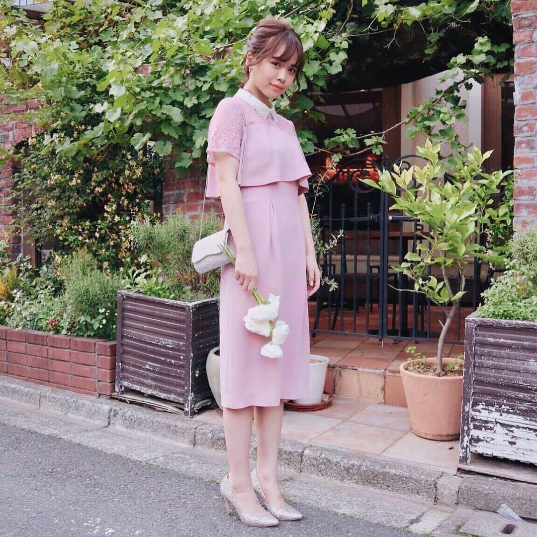 菅本裕子さんのインスタグラム写真 - (菅本裕子Instagram)「今日は初めての結婚式👰🤵！﻿ ﻿ だいだい大好きな編集者の塩谷さん @ciotan の結婚式に行ってきました！💓﻿ ﻿ 初めての事でドキドキ、、！﻿ 何着て行ったらいいかも分からず、昨日急いで探して、、！でもどこにもドレスっぽいの無くて😭﻿ ﻿ たまたま渋谷の#MODI に入ったら、ドレス売ってて！#グレイスコンチネンタル っところ！めちゃ可愛かったし、ちゃんとした？というか、お値段もしっかりしてる雰囲気だったから「今後こういう機会増えるだろうし、１着良いものを買っておこう、、！ゆうこすももう大人だからね、、！！」と、ワンピ、バック、靴の３点セットをレジに持って行ったら、﻿ ﻿ ･:*+.\(( °ω° ))/.:+はわはわはわ！！！！！﻿ ﻿ ってなるくらい高かったけど、店員さんゆうこすファンだったし、勢いで買いました！！！！！！まあドレスはずっと着れるし😘！﻿ ﻿ スタイル良く見えるしビジュー可愛いし大人っぽピンクが最高、、！靴とバッグはキラキラ！けど、安っぽいキラキラじゃなくて、ほんと繊細なデザインで品の良いキラキラで素敵すぎる、、！﻿ ﻿ ヘアセットは朝から #spica に行って、アケミさんにヘアセットしてもらったよ！💓﻿ 顔周りだけ残して、残りは全部まとめてもらった❤︎﻿ ﻿ -------------------﻿ ﻿ 塩谷さんと出会ったのは、去年の今頃かな？﻿ 最初はツイッターで知って、その後すぐにお仕事で会って！﻿ ﻿ Twitterをバズらせるプロな塩谷さんですが、﻿ ﻿ バズらせる為に、フォロワーを増やす為に、SNSで人気になる為に、、必要な事はただ一つ。どれだけ"相手の気持ちになって考えられるか"なんです。ゆうこすはそう思います。だから塩谷さんは、パワフルで明るくてめちゃ強そうですが本当に優しくていつも周りの人の気持ちを考えてくれてる。つまり女神です。﻿ ﻿ 会う人みんなを幸せにする塩谷さんが大好きです！﻿ ﻿ 本当におめでとうございます！！✨✨﻿ （旦那様がイケメンすぎてみんなでキャーキャー言ってましたw）﻿ ﻿ --------------------﻿ ﻿ ゆうこすは初めての結婚式だったんだけど、みんなはどう？行ったことある？🤔﻿ ﻿ どこでワンピ買ったか聞きたいな〜！！(笑)﻿ 教えて〜！！﻿ ﻿ #結構式 #結婚式コーデ #結婚式ヘアアレンジ #結婚式ヘアセット #結婚式ヘア #ヘアアレンジ #まとめ髪 #ミニドレス  #グレイスコンチネンタル #グレースコンチネンタル」5月12日 23時33分 - yukos0520