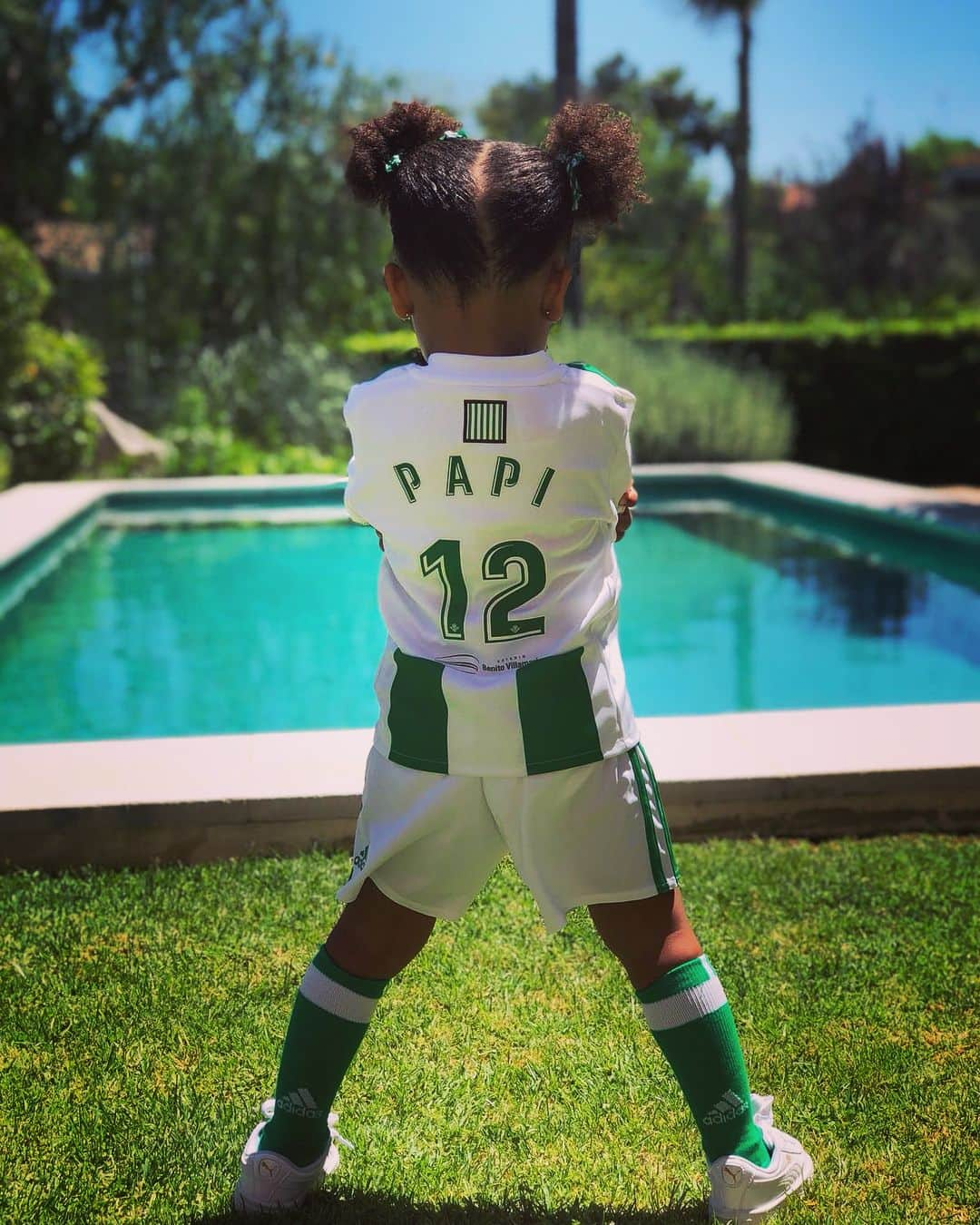 ジョエル・キャンベルさんのインスタグラム写真 - (ジョエル・キャンベルInstagram)「Día de #elgranderbi💚 Vamooos @realbetisbalompie ... mi motor 👧🏾👑❤️」5月13日 0時14分 - jou_campbell