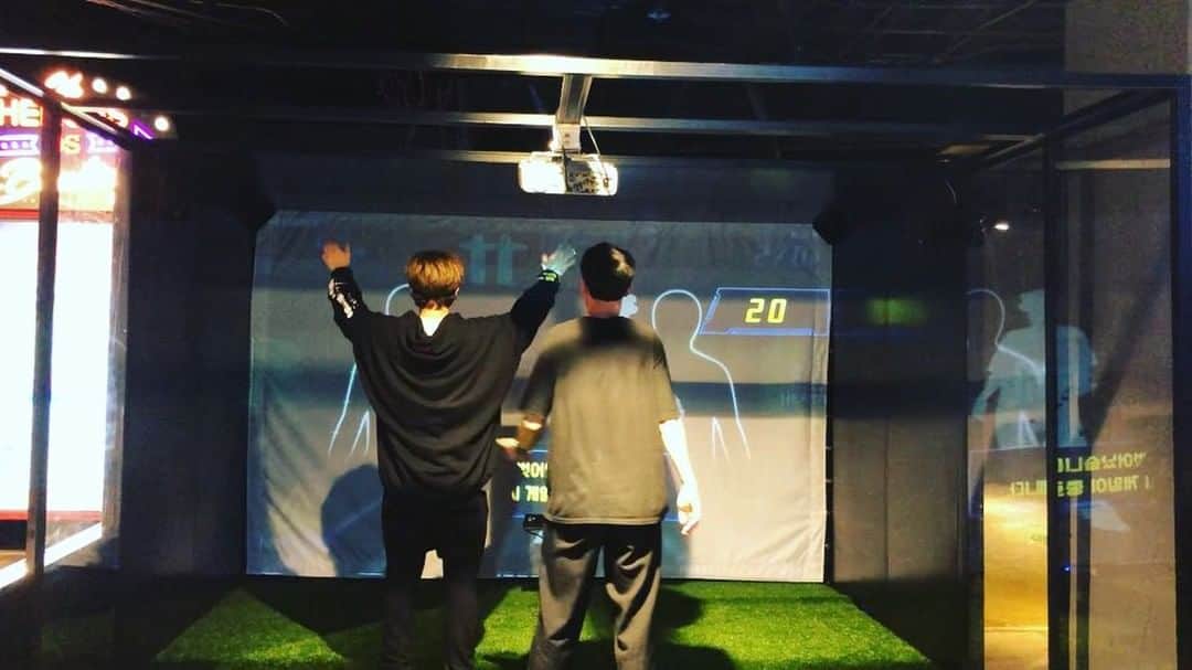 ジヒョク のインスタグラム：「마지막연습전이라 술은 못마시겠고 이시간까지 우린 열정적이였다 #건전한문화생활」