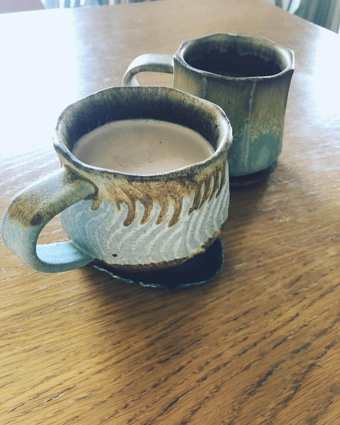 野尻美穂のインスタグラム：「セドナのカフェでたまたま見つけたローカルポーセリン。全部違くて悩んでこの2つを持って帰ってきた☺️🧡 好みすぎる😍 Jerry McGlothlinという方が作ったもの。 #miho_la #porselin」