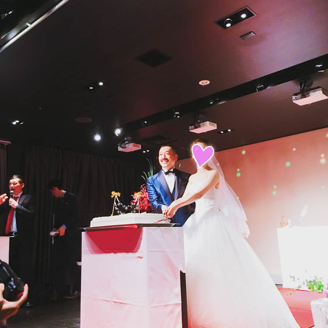 松浦志穂さんのインスタグラム写真 - (松浦志穂Instagram)「昨日は5GAP久保田さんの結婚式でした👰🤵💗心温まる、お2人の人柄が終始滲み出る最高の式でした😢✨💚🧡💛💚💙❤️🧡💚 太田さん結婚式以来2年ぶり二度目のタヒチアンダンス💃も披露させていただきました💐そのみさん綺麗だったなぁ、、😭💕💕💕💕神父さんではなく秋本さん似のお坊さんもミャンマーから来られてました🙏そして斉藤さんは芸人席が足りなくなり1人カウンターでお食事されてました。  #5GAP久保田さん #結婚式 #斉藤さんのカウンターには遅れて来られた方たちが座り1人ではなくなりました」5月13日 11時43分 - matushiho