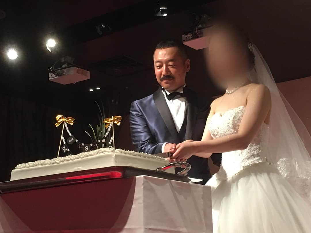 川口徹道さんのインスタグラム写真 - (川口徹道Instagram)「最高の結婚式🎊  #5GAP久保田 さん #ホワイト赤マン #ホワイト赤ウーマン #MC #イシバシハザマ  #余興 #なかやまきんに君 さん #ビスケッティ佐竹 #渡辺直美 #ジャングルポケット斉藤 #ハイキングウォーキング さん #スパイク松浦 最後にネタをやらされる #5GAP さん  久保田さんとは16年のお付き合い。デビュー当時からずっと世話になっていて6年間一緒に共同生活もしてて、そのみちゃんと付き合い初めてた時からずっと近くにいてたので思い出がいっぱい。  ホントに最高の結婚式でした。  久保田さん、そのみちゃんおめでとうございます。  お幸せに！」5月13日 12時04分 - tetsumichi0609