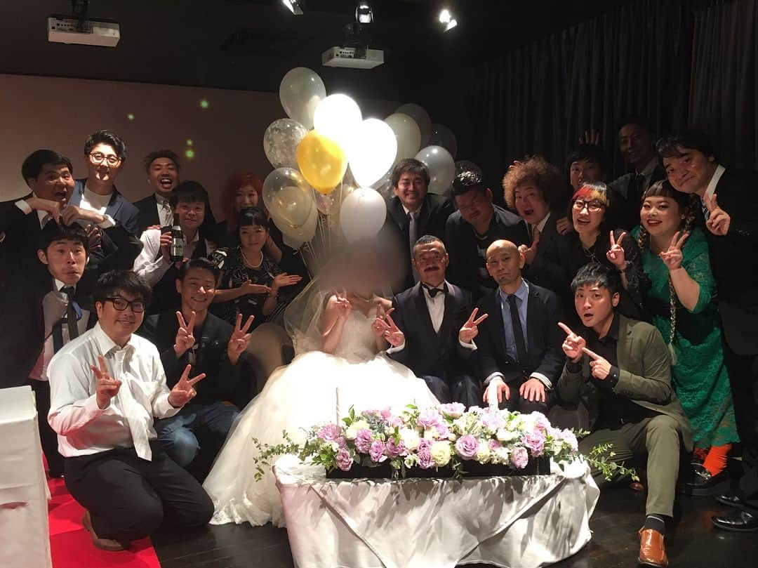 川口徹道さんのインスタグラム写真 - (川口徹道Instagram)「最高の結婚式🎊  #5GAP久保田 さん #ホワイト赤マン #ホワイト赤ウーマン #MC #イシバシハザマ  #余興 #なかやまきんに君 さん #ビスケッティ佐竹 #渡辺直美 #ジャングルポケット斉藤 #ハイキングウォーキング さん #スパイク松浦 最後にネタをやらされる #5GAP さん  久保田さんとは16年のお付き合い。デビュー当時からずっと世話になっていて6年間一緒に共同生活もしてて、そのみちゃんと付き合い初めてた時からずっと近くにいてたので思い出がいっぱい。  ホントに最高の結婚式でした。  久保田さん、そのみちゃんおめでとうございます。  お幸せに！」5月13日 12時04分 - tetsumichi0609