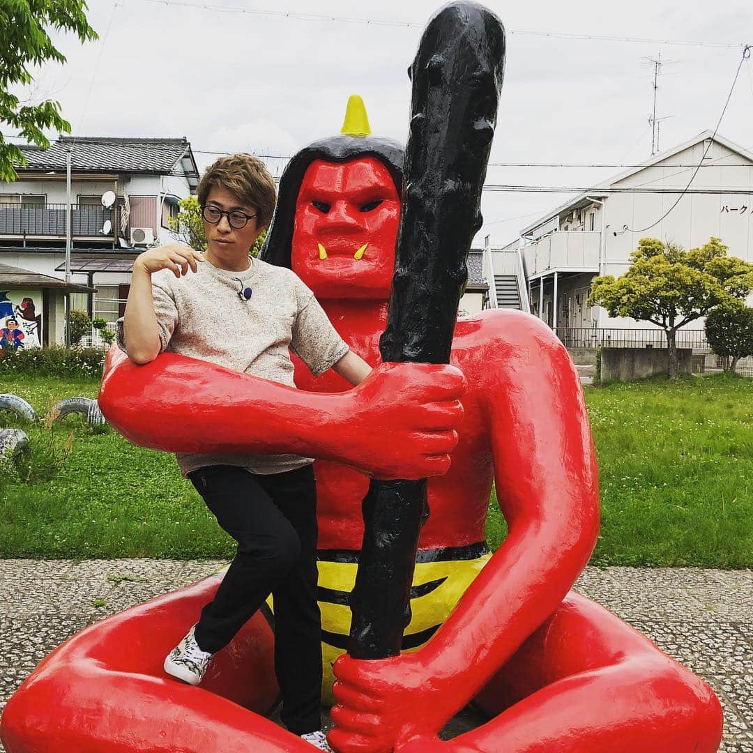 田村淳のインスタグラム：「青鬼には捕まりましたが… 赤鬼は上手く手懐けられました  #スマホ旅 #春日井市 #鬼ヶ島公園 #左後方に桃太郎らしき奴発見」