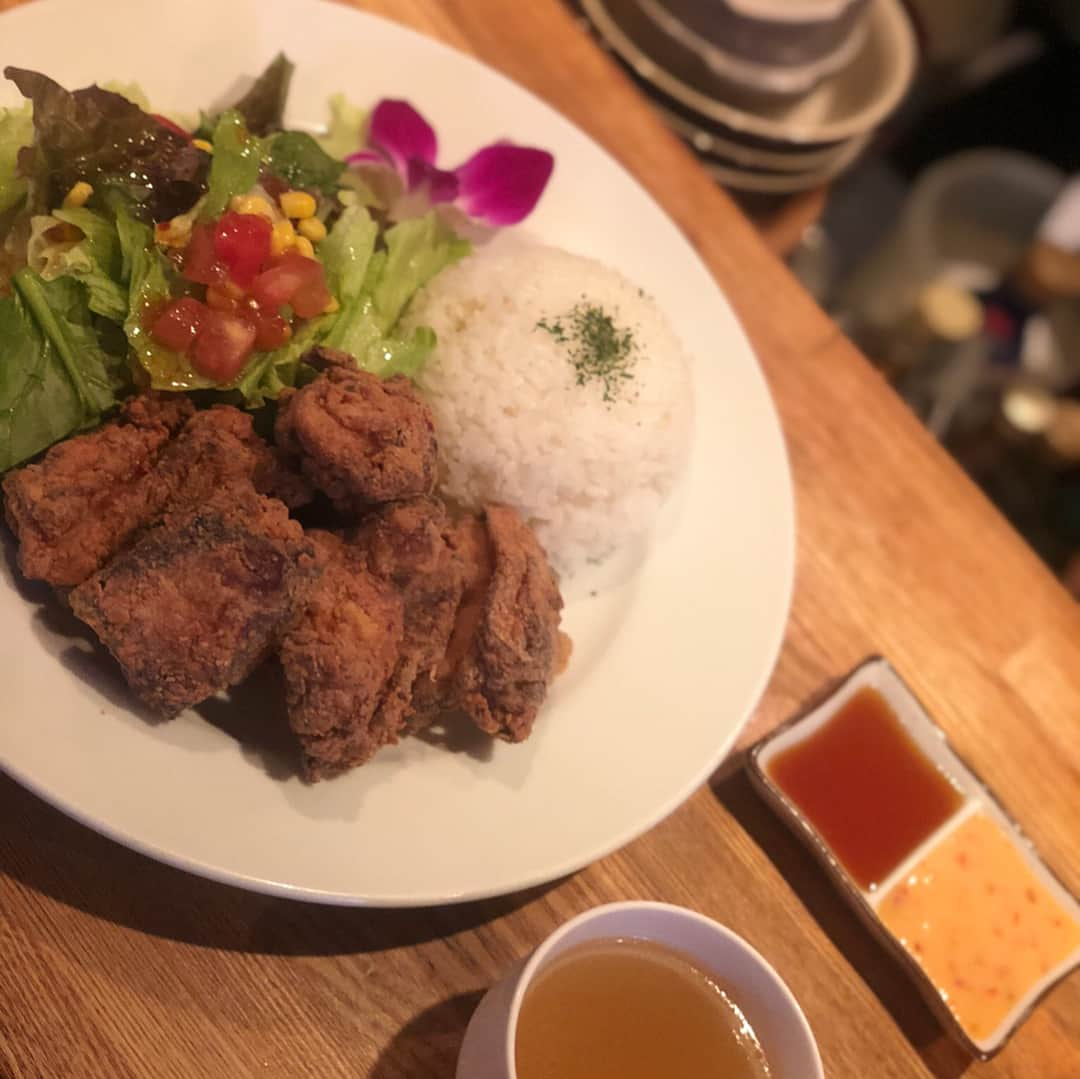 敬太郎さんのインスタグラム写真 - (敬太郎Instagram)「SUNNY🌈🌈のモチコチキンプレートは食べたかな？  マスターのシュンゴさんは兄さん的存在であり、もう僕のお友達です👨‍🍳 ちなみにシュンゴさんもランニングするんだよ🏃‍♂️ マスターの奥さんはマイナスイオン発しまくりの癒し系です。 よろしくお願いします🌈🌈 東京都町田市南成瀬5-1-20 0427323923  今日はリリース週最終日。 地元町田のライブハウスでみんなをめちゃめちゃにしまーーーーす🙋🏻‍♂️🙋🏻‍♂️🙋🏻‍♂️ #PRIDERUN #ROTS #走るひと #running #workout #132日目 #machida #cafe #dinner #町田 #まちだ」5月13日 12時16分 - keitaro_bnv_0507