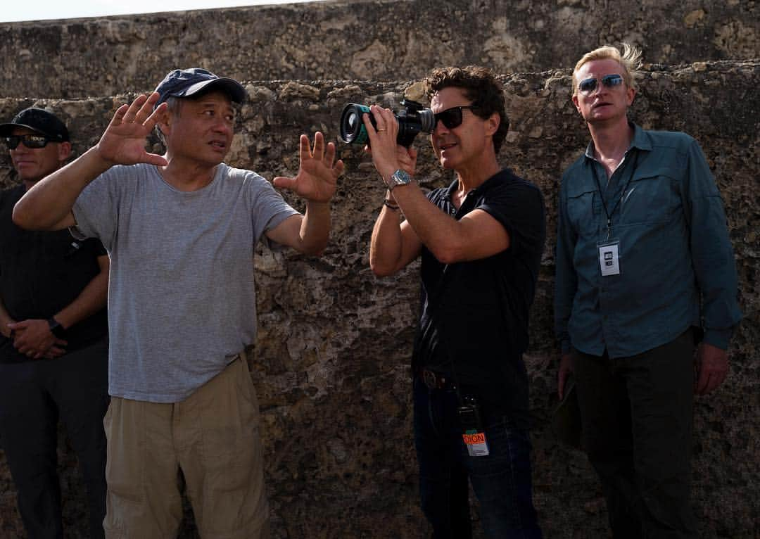 ジェリー・ブラッカイマーさんのインスタグラム写真 - (ジェリー・ブラッカイマーInstagram)「Ang and Director of Photography Dion Beebe lining up a shot while Production Designer Guy Hendrix Dyas looks on.  @geminimanmovie #Cartagena #Colombia #GeminiManMovie #GeminiMan」5月13日 4時26分 - jerrybruckheimer