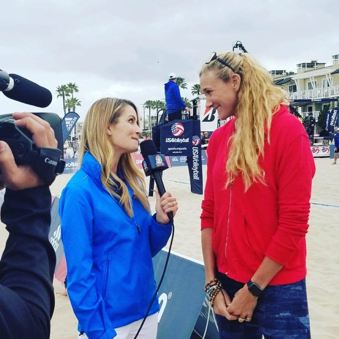 タニス・ベルビンのインスタグラム：「Nothing like 6 ft of sunshine to brighten up a gray day on Hermosa Beach. Thanks to @kerrileewalsh for joining me on our @nbcsports broadcast today of the @usavolleyball collegiate beach volleyball championships! 😎🏐❤️」