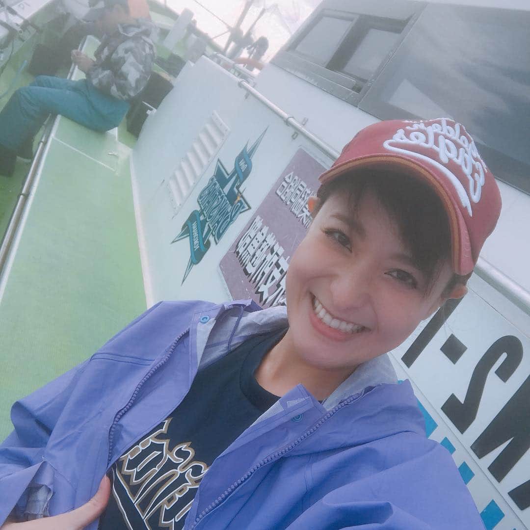 のインスタグラム：「ベイスターズのマークをバックに オリックスのTシャツ着て楽天のキャップ被る😏  #久々の釣り #行き場を失ったオリックス糸井さんT活用 #fishing #kanazawa #kanagawa #baseball」