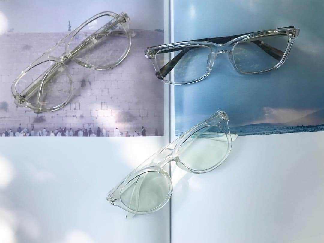 Zoff Officialのインスタグラム：「今年の人気者😎❤️クリアフレーム！ クリアだからこそ、フレームの形をチョイスして遊べます！ ティアドロップ、ウェリントン、ボストンなど好みのタイプでなりたい自分のイメージに。 . 左　ZQ181005_50A1　￥5,400（税込） . 右　ZN181011_00A1　￥5,400（税込） . 下  ZS181G01_00A1 （Zoff UV クリアサングラス👓紫外線100％カット) ￥3,780（税込） #fashion #sunglasseslover #eye#eyewear#eyewearstyle #sunglasses#sunglassesfashion #sunglasses😎#🕶#👓#😎 #メガネ#メガネ女子#メガネ男子#サングラス#optical#ゾフ#new#zoff#clear#fashiondiaries」