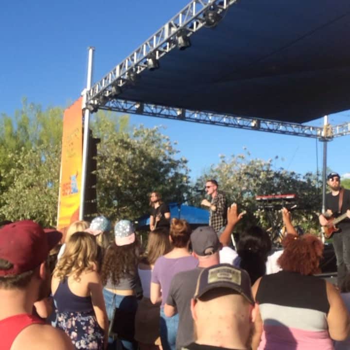アリー・ヘイズのインスタグラム：「Oh yeah! So much fun. #countryinthepark #trentharmon」