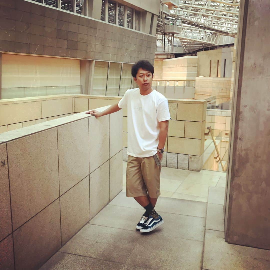 井本貴史さんのインスタグラム写真 - (井本貴史Instagram)「#イキリのもとウソふみ #からの #チョットだけのもとフザケテみたふみ #ootd #漂白に漂白を重ねて青から白までにしたTシャツ #学生時代に探検家のバイトしてた時のパンツ #手編みの迷彩柄のソックス #おじいちゃんの形見のバンズ #前川紘毅 #どりあんず平井 #共に少しふざけてみました」5月13日 10時23分 - inomototakafumi