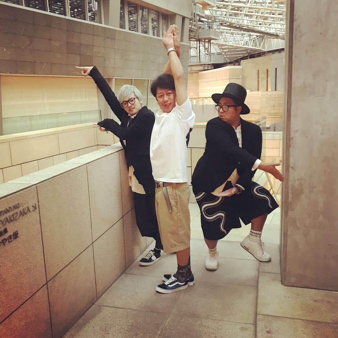 井本貴史さんのインスタグラム写真 - (井本貴史Instagram)「#イキリのもとウソふみ #からの #チョットだけのもとフザケテみたふみ #ootd #漂白に漂白を重ねて青から白までにしたTシャツ #学生時代に探検家のバイトしてた時のパンツ #手編みの迷彩柄のソックス #おじいちゃんの形見のバンズ #前川紘毅 #どりあんず平井 #共に少しふざけてみました」5月13日 10時23分 - inomototakafumi