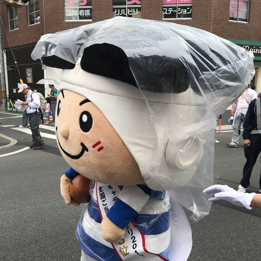 西森洋一さんのインスタグラム写真 - (西森洋一Instagram)「東大阪ふれあい祭りです。　 雨です。 ゆるキャラの『トライ君』ガムテープでビニールを巻かれてます😀 #東大阪ふれあい祭り  コメント待ってます❗️ YouTubeに#日記ライブの動画あるよ#日記ライブ抜粋#日記ライブ毎月開催 #モンスターエンジン#モンスターエンジン西森 #ZAZA#ポケッツ#一ヶ月分を朗読#プレゼントとあるよ#お客さんの半分が男性#なので男性一人でも是非#もちろん女性も来てね#AE86 #スプリンタートレノ#ジャッジ洋一#鉄アート #自作#鉄工所芸人#販売します#西森#旋盤 #フライス#車部品#ものづくり東大阪応援大使 #漫才劇場#NGK#にのうらご」5月13日 10時55分 - nishimori_monster