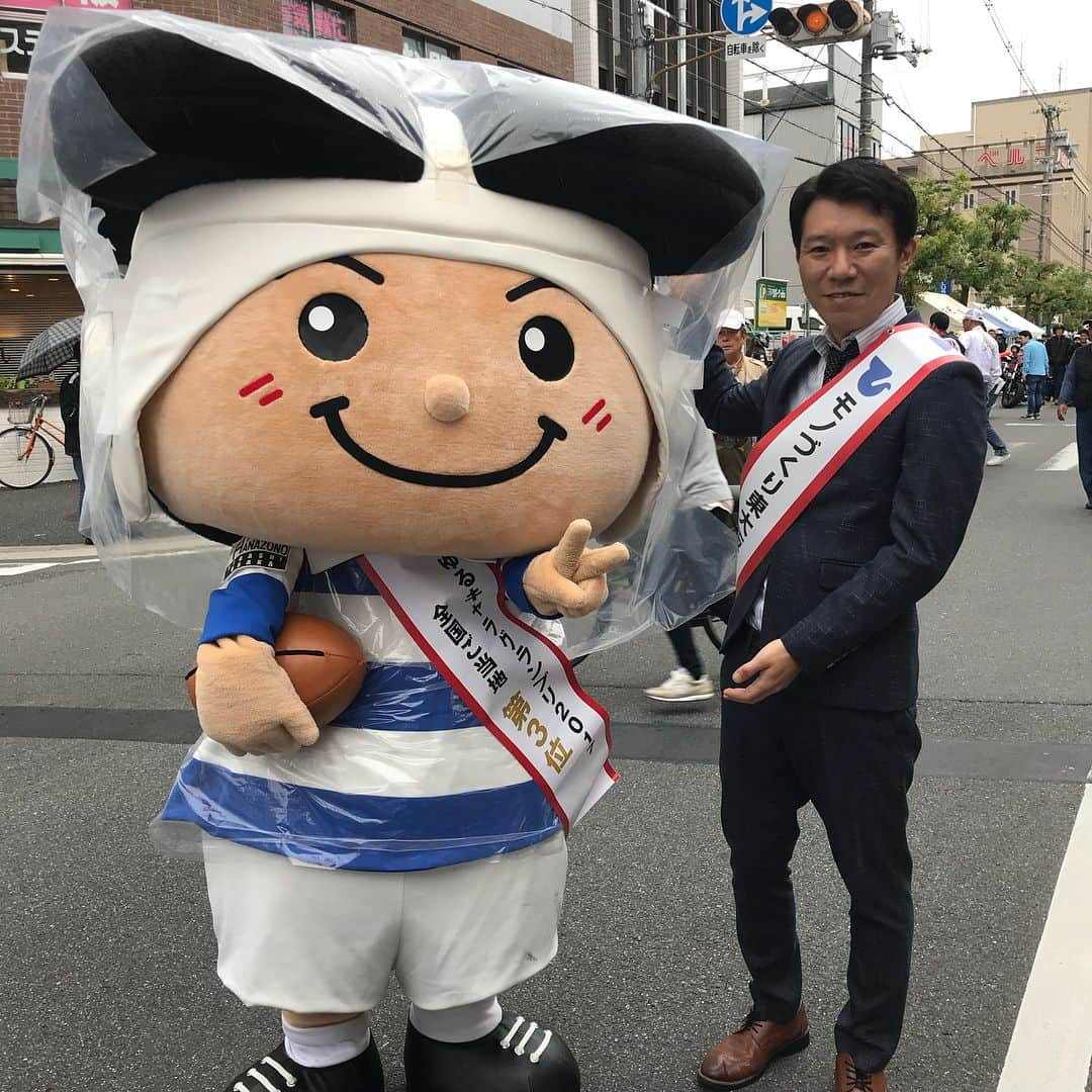 西森洋一さんのインスタグラム写真 - (西森洋一Instagram)「東大阪ふれあい祭りです。　 雨です。 ゆるキャラの『トライ君』ガムテープでビニールを巻かれてます😀 #東大阪ふれあい祭り  コメント待ってます❗️ YouTubeに#日記ライブの動画あるよ#日記ライブ抜粋#日記ライブ毎月開催 #モンスターエンジン#モンスターエンジン西森 #ZAZA#ポケッツ#一ヶ月分を朗読#プレゼントとあるよ#お客さんの半分が男性#なので男性一人でも是非#もちろん女性も来てね#AE86 #スプリンタートレノ#ジャッジ洋一#鉄アート #自作#鉄工所芸人#販売します#西森#旋盤 #フライス#車部品#ものづくり東大阪応援大使 #漫才劇場#NGK#にのうらご」5月13日 10時55分 - nishimori_monster