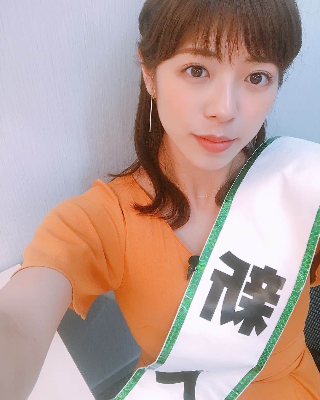 のインスタグラム：「おしらせです . 🍊明日月曜19時〜 🍊テレビ朝日 🍊Qさま!! 出演いたします。 . オーディションを経て新人として出演させていただきます！！クイズの腕は、、、是非番組チェックしてください💧✨ .  事務所の先輩方に囲まれて、、みなさま優しくてあたたかく😢✨共演させていただけて本当に嬉しいです。 とても楽しかったです！また勉強したくなりました！！ .  是非みてね☀️ . 衣装かわいかったです🌸 . #Qさま!! #わちみなみ #クイズ #バラエティ #新人 #うれしい #どきどき」