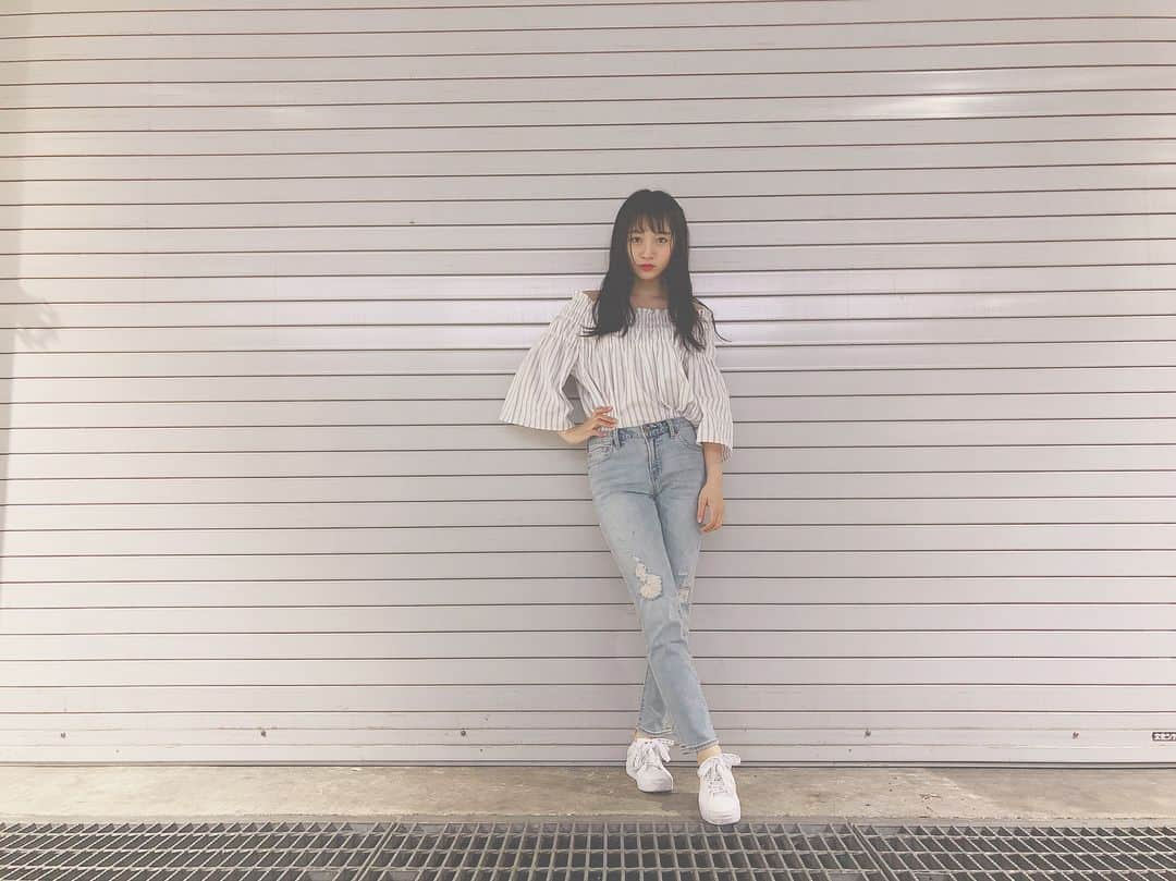 山本彩加さんのインスタグラム写真 - (山本彩加Instagram)「写メ会ありがとうございました！ 足元が悪い中本当にありがとうございます😊 また皆さんと写真と素敵な思い出が増えました💕楽しかったです♡  今日は、カジュアルな感じのコーデです！ シンプルなんですが、オフショルで ワンポイントあっておしゃれ可愛い感じに😍✨ ヘアアレンジも、今日はシースルー前髪でラフ感を！！！！ #私服 #カジュアルコーデ #chocolraffine  #オフショル #ヘアアレンジ #前髪アレンジ  #シースルー #母の日」5月13日 21時21分 - ayaka48_yanyan