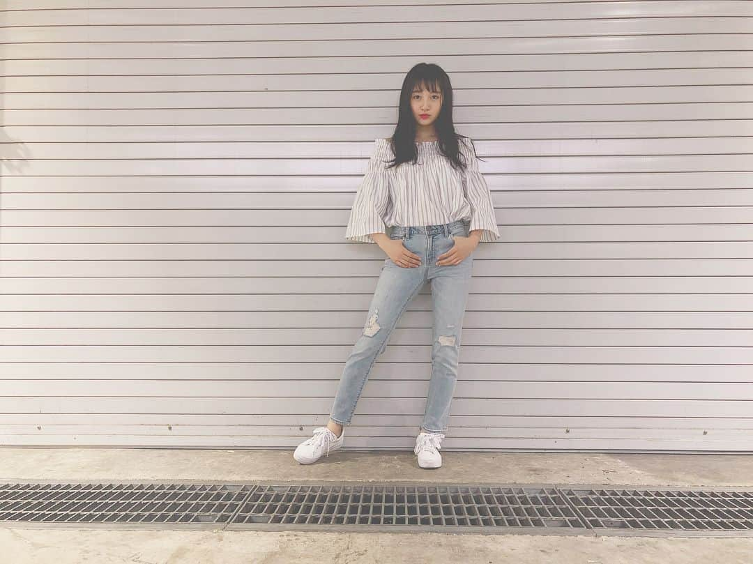 山本彩加さんのインスタグラム写真 - (山本彩加Instagram)「写メ会ありがとうございました！ 足元が悪い中本当にありがとうございます😊 また皆さんと写真と素敵な思い出が増えました💕楽しかったです♡  今日は、カジュアルな感じのコーデです！ シンプルなんですが、オフショルで ワンポイントあっておしゃれ可愛い感じに😍✨ ヘアアレンジも、今日はシースルー前髪でラフ感を！！！！ #私服 #カジュアルコーデ #chocolraffine  #オフショル #ヘアアレンジ #前髪アレンジ  #シースルー #母の日」5月13日 21時21分 - ayaka48_yanyan