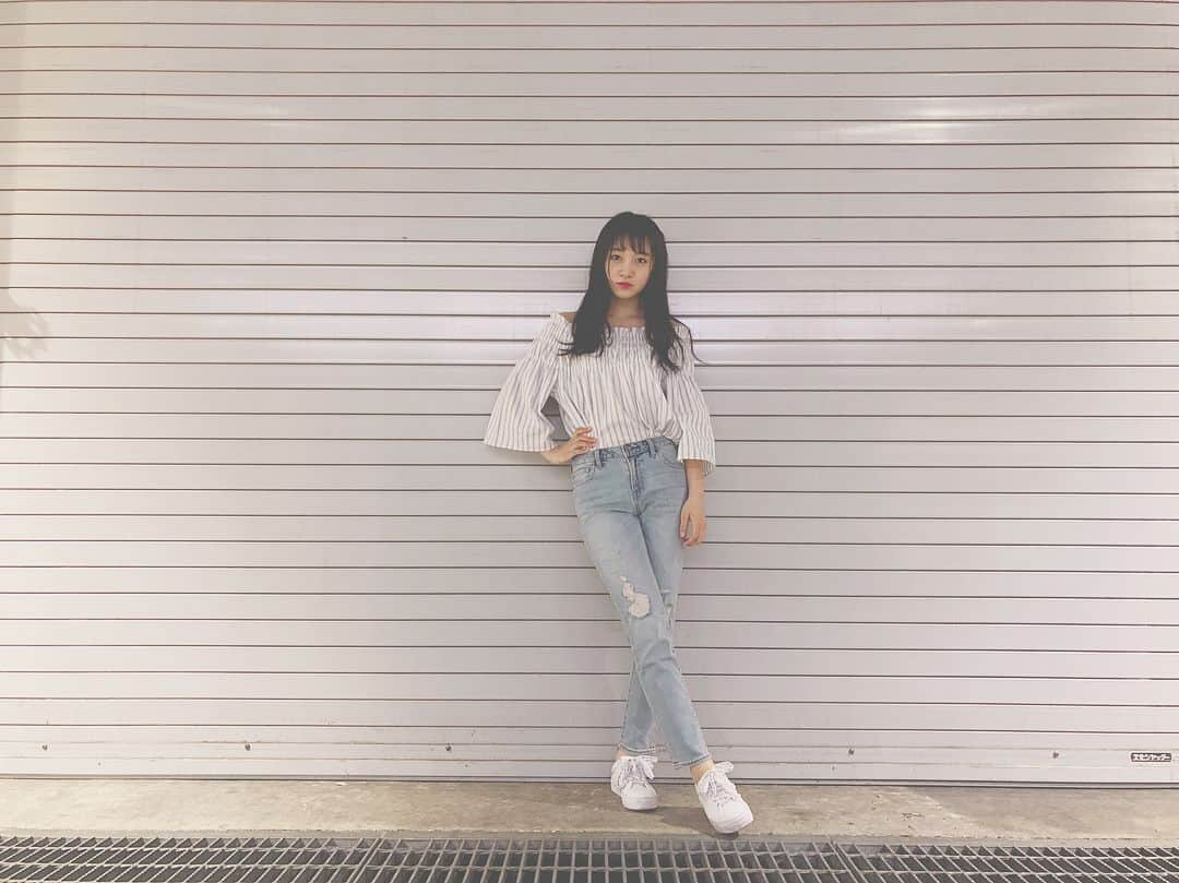 山本彩加さんのインスタグラム写真 - (山本彩加Instagram)「写メ会ありがとうございました！ 足元が悪い中本当にありがとうございます😊 また皆さんと写真と素敵な思い出が増えました💕楽しかったです♡  今日は、カジュアルな感じのコーデです！ シンプルなんですが、オフショルで ワンポイントあっておしゃれ可愛い感じに😍✨ ヘアアレンジも、今日はシースルー前髪でラフ感を！！！！ #私服 #カジュアルコーデ #chocolraffine  #オフショル #ヘアアレンジ #前髪アレンジ  #シースルー #母の日」5月13日 21時21分 - ayaka48_yanyan