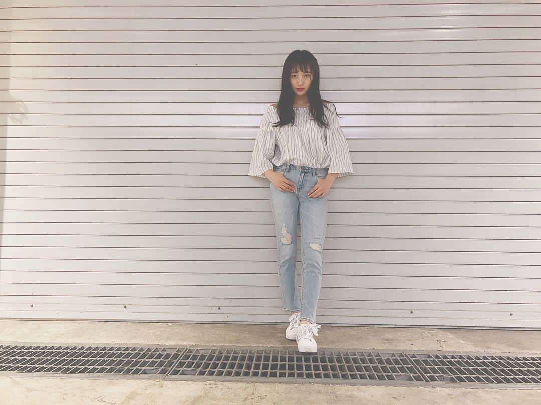 山本彩加さんのインスタグラム写真 - (山本彩加Instagram)「写メ会ありがとうございました！ 足元が悪い中本当にありがとうございます😊 また皆さんと写真と素敵な思い出が増えました💕楽しかったです♡  今日は、カジュアルな感じのコーデです！ シンプルなんですが、オフショルで ワンポイントあっておしゃれ可愛い感じに😍✨ ヘアアレンジも、今日はシースルー前髪でラフ感を！！！！ #私服 #カジュアルコーデ #chocolraffine  #オフショル #ヘアアレンジ #前髪アレンジ  #シースルー #母の日」5月13日 21時21分 - ayaka48_yanyan