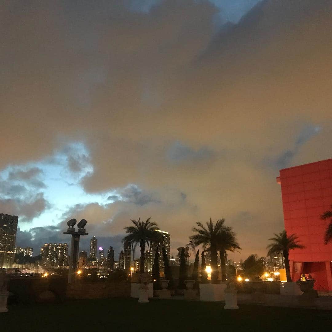 香里奈さんのインスタグラム写真 - (香里奈Instagram)「I looked at the beautiful sky.  #iamkarina  #itisnotfake #forreal #beautifulsky #hongkong  #kitec  #香里奈 #karina #G香里奈 #gkarina #japanesemodel #富取正明 #masaakitomitori #PARCO #shibuya #渋谷 #nagoya #名古屋 #tgc #gambit #gifmagazine #gladd #香港  #IAA #PuffinEntertainment #VIVIENNETAM」5月13日 21時42分 - karina_official_221