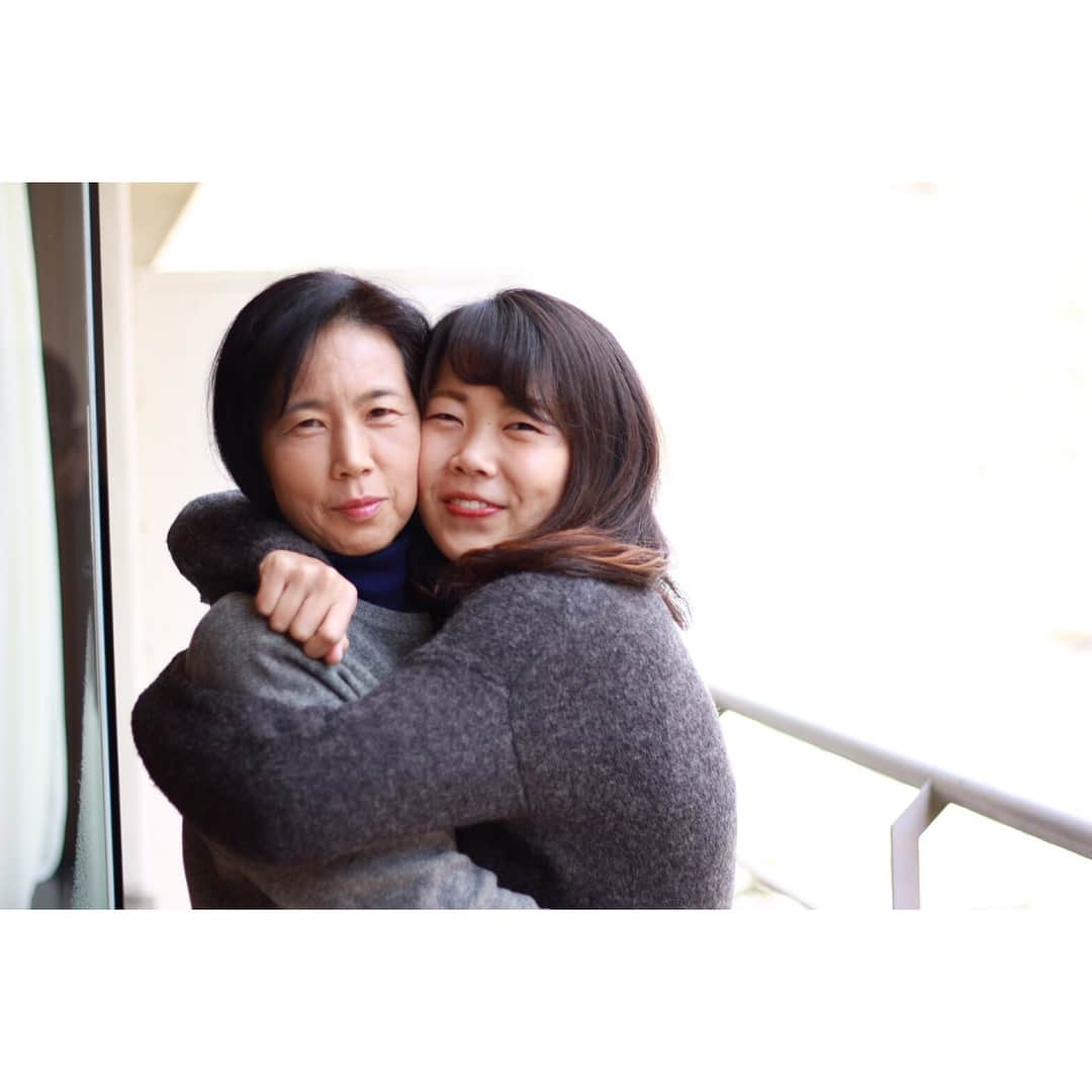 のインスタグラム：「Happy mother's day👩🏻💐💕 ド天然で面白い母、いつまでも叶わなくて素敵な人👏🏻👏🏻 母の厳しさが無ければ競技も続けてこられなかっただろうなぁ。 家族みんなでのサプライズ成功!! #mothersday #1枚目地味に嫌がってるよね #母の若い頃に似てきた」