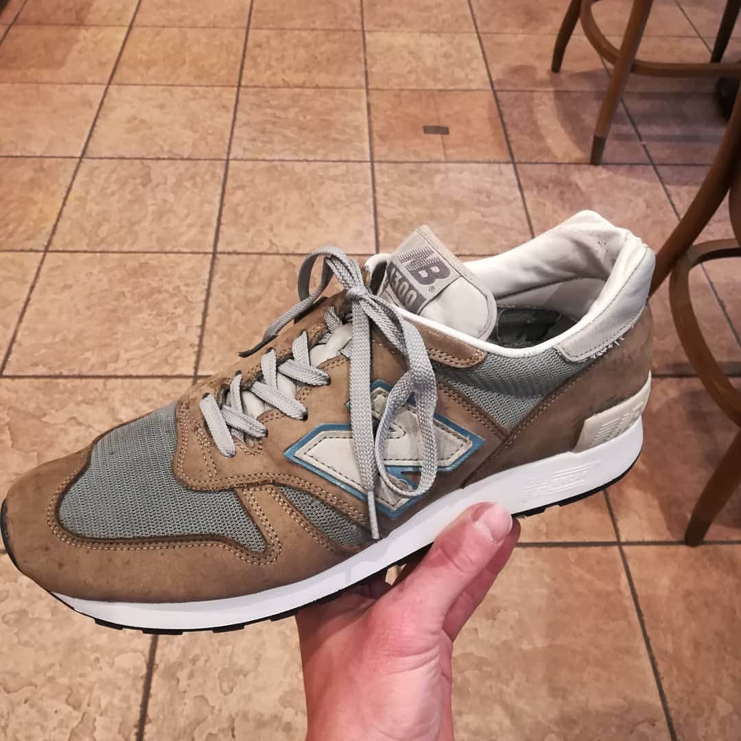 青木真也のインスタグラム：「New balance 1300。2010年の復刻が加水分解したのでリペア。ソールだけが新品なチグハグがお洒落。#newbalance #newbalance1300#修理#ニューバランス1300」