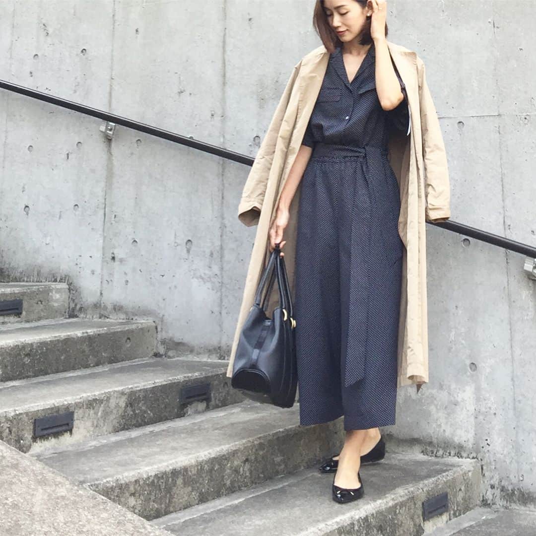 のインスタグラム：「* 昨日の学校服 * カジュアルに ビーサン合わせで着たいと 思っていた @hstandard.jp のオールインワン * ドットが小さいので キレイ目にも使える！ (本来キレイ目に着るものなのかも⁉︎) * ペタンコシューズで 頑張り過ぎ感を回避😎 * コーディネートの詳細は ブログに書きました よかったら コチラも覗いてみて下さい * #ブログ更新しました  #プロフィールにブログのリンク貼ってます * #ootd  #オールインワン #hstandard #アッシュスタンダード @hstandard.jp  #コート #doublestandardclothing #ダブルスタンダードクロージング  #バッグ #toffandloadstone #トフアンドロードストーン  #靴 #gu #ジーユー」