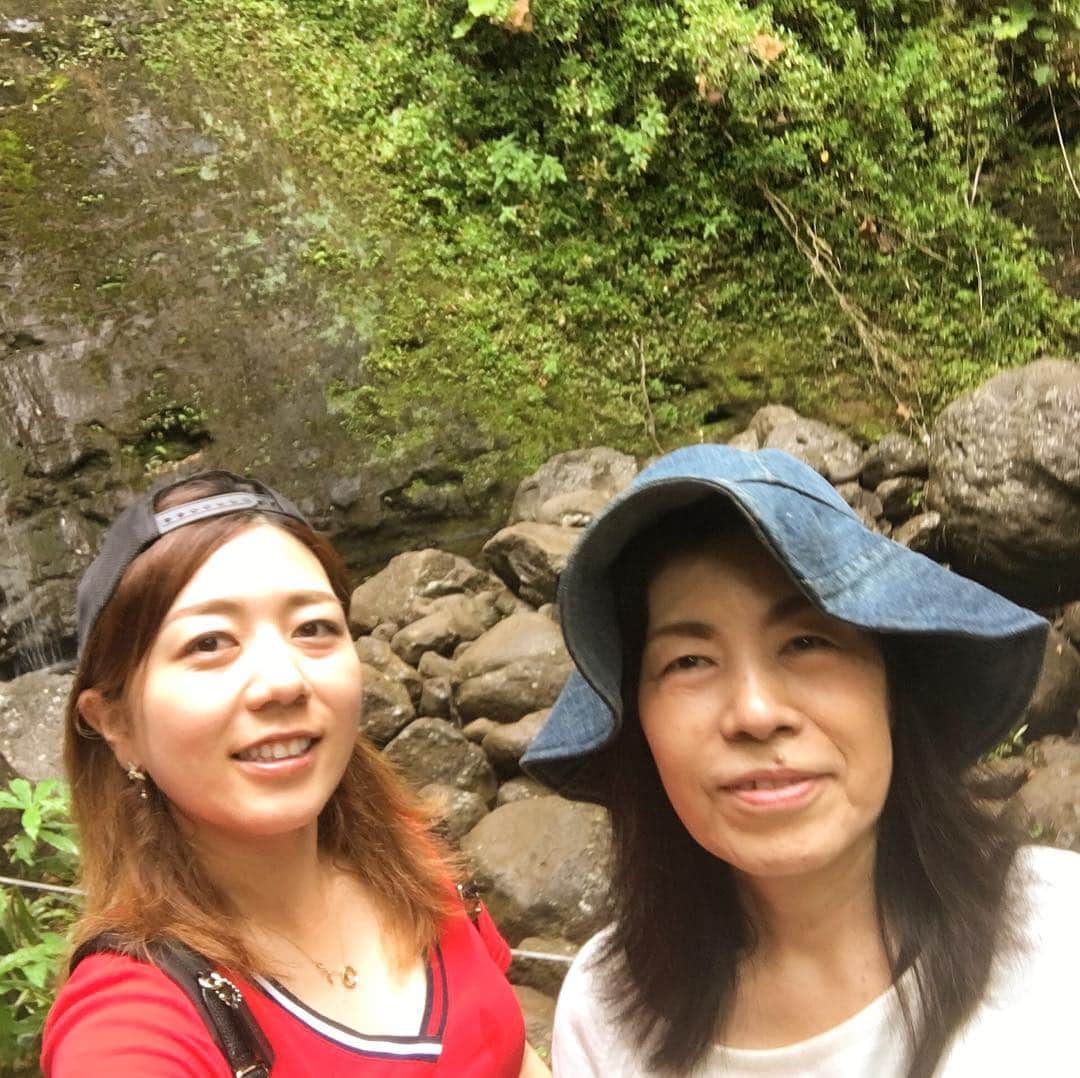 のインスタグラム：「*** Happy Mother’s Day!!👩️💓 お母さん、いつも本当にありがとう💛 今日は一緒にいてあげられないけど…😭 どんな時でも優しく見守ってくれる母。 本当に感謝しかないです。 早く恩返しができるように頑張ろう✨ 写真は去年のハワイにて🌴 #Happymothersday  #Thankyou #ilovemom  #母の日 #いつも本当にありがとう #お母さん大好き #感謝」