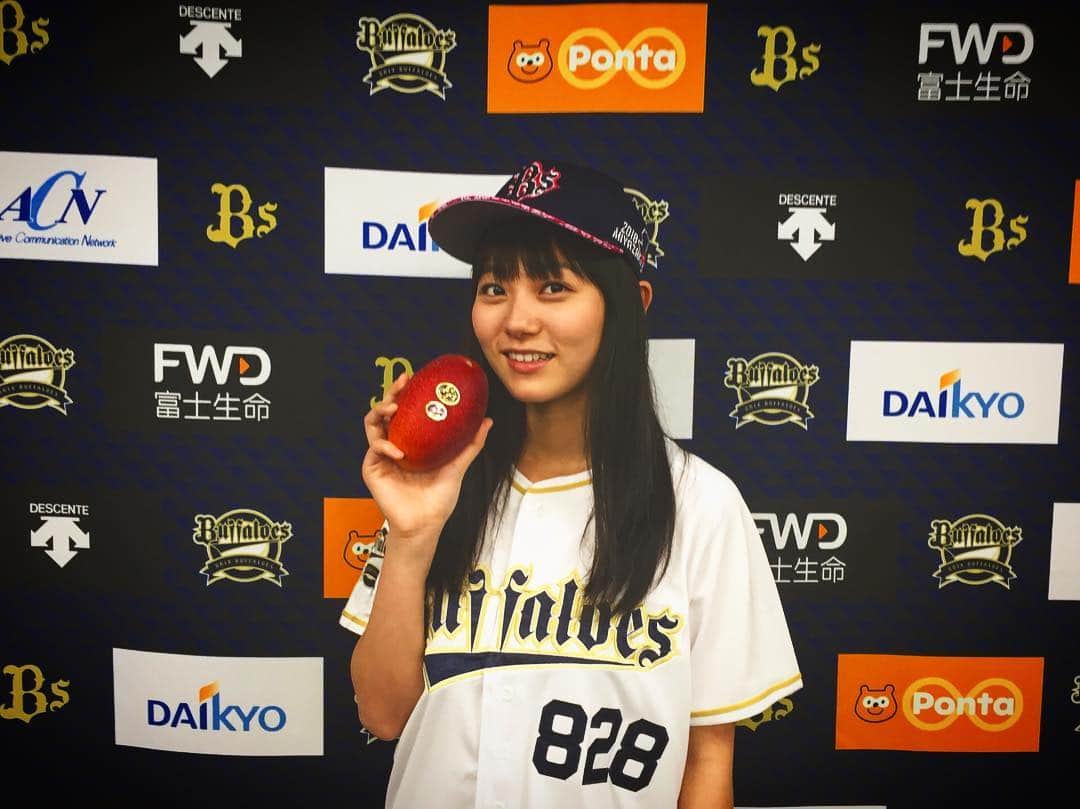 工藤綾乃のインスタグラム：「昨日は始球式でした！！ やっとキャッチャーまで届いたよ！」