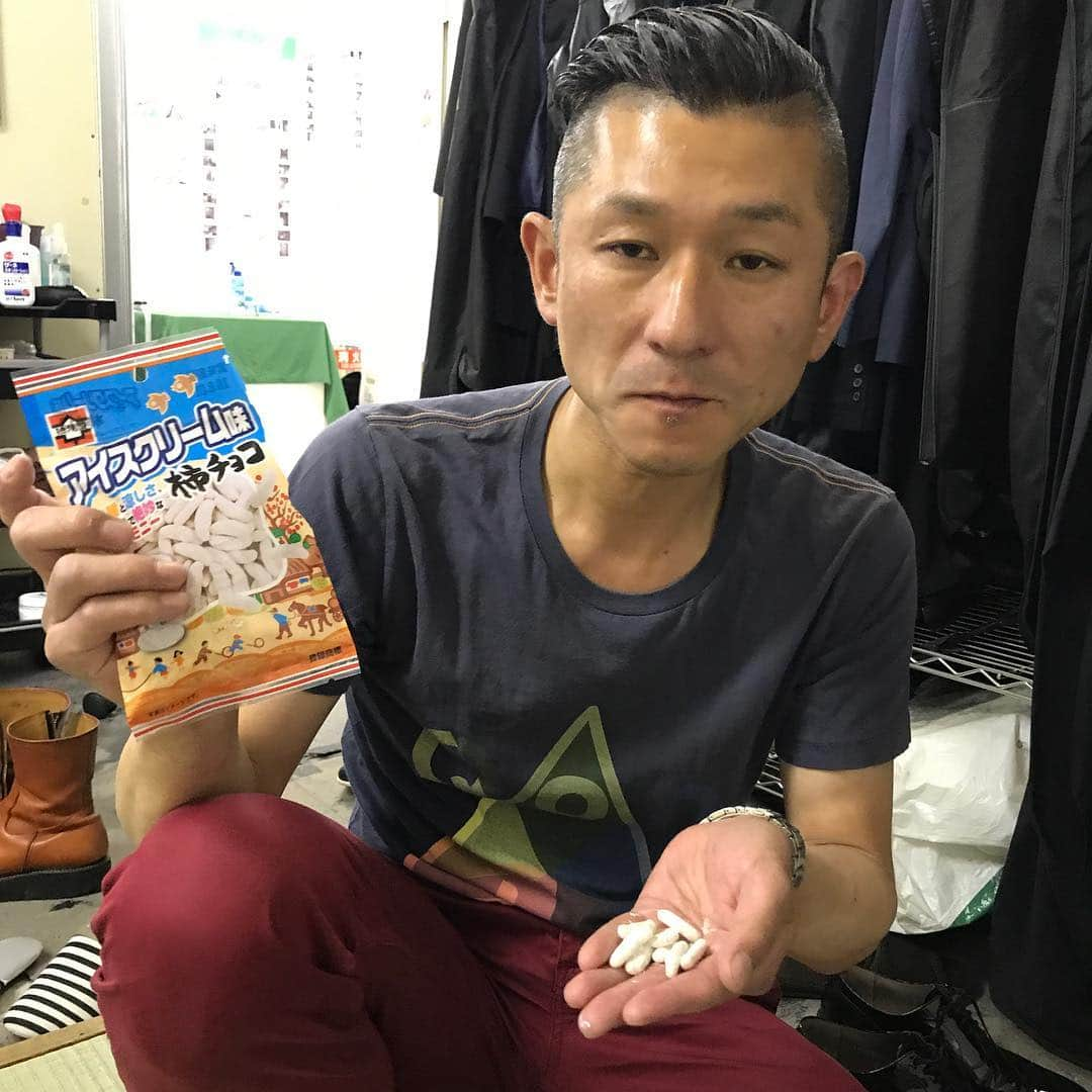 ノブ さんのインスタグラム写真 - (ノブ Instagram)「差し入れのチョコ柿の種頂いてますー！て写真撮ったつもりなのに顔も相まって。。 #シャブ男 #カプセルシャブ #笑い飯哲夫さん」5月13日 17時07分 - noboomanzaishi