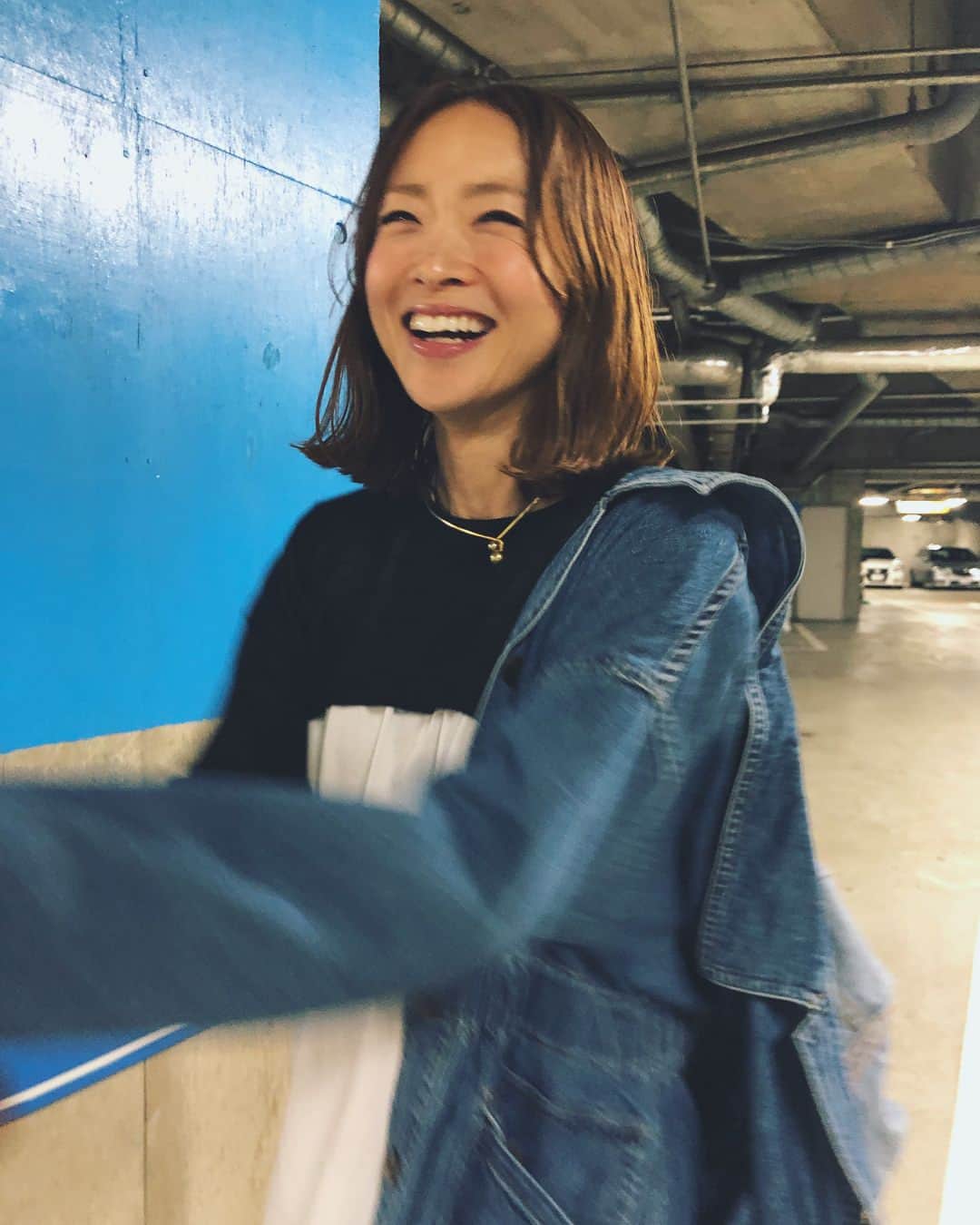 野尻美穂のインスタグラム：「寒いけど暑い。 結局脱いだ🤣 黒いのがTANで白のロンTがユニクロUだよー！ #まだ気持ちはLA」