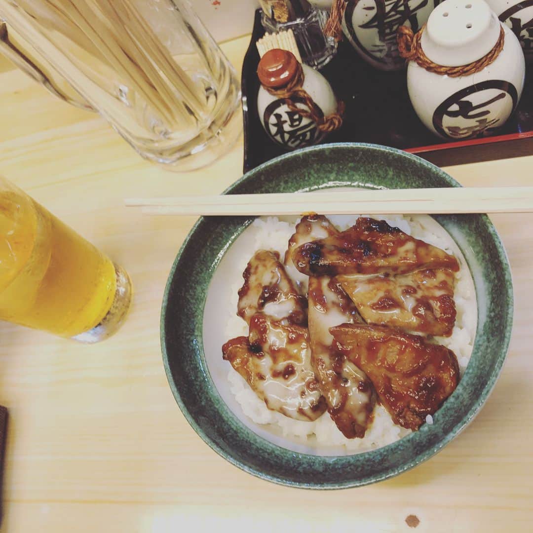 のインスタグラム：「弊社にマロと呼ばれる新入社員がいるのですが「部長インスタとかやってないんすか⁉️」と聞かれ、思わず「やってないよ」と答えてしまいました。 マロは、パンケーキやらメロンパンやらフラペチーノやら、インスタ映えするものを日々あげているらしい。 #というわけで俺も #ジャンッ #生クリームレバー丼🥩 #うんでもなんだか #なんだか調子が出ないや #俺にとってのインスタ映えとは #やっぱりはるたん一択なのかもしれない」