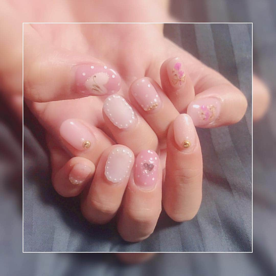 間宮みやのインスタグラム：「ネイル💅💞 好きなもの詰め込んでもらってとってもラブリー♡(*ฅ́˘ฅ̀*)♡ #newnail #ピンクネイル  #ドットネイル  #春ネイル #押し花ネイル  #ネイル  #ネイルデザイン」